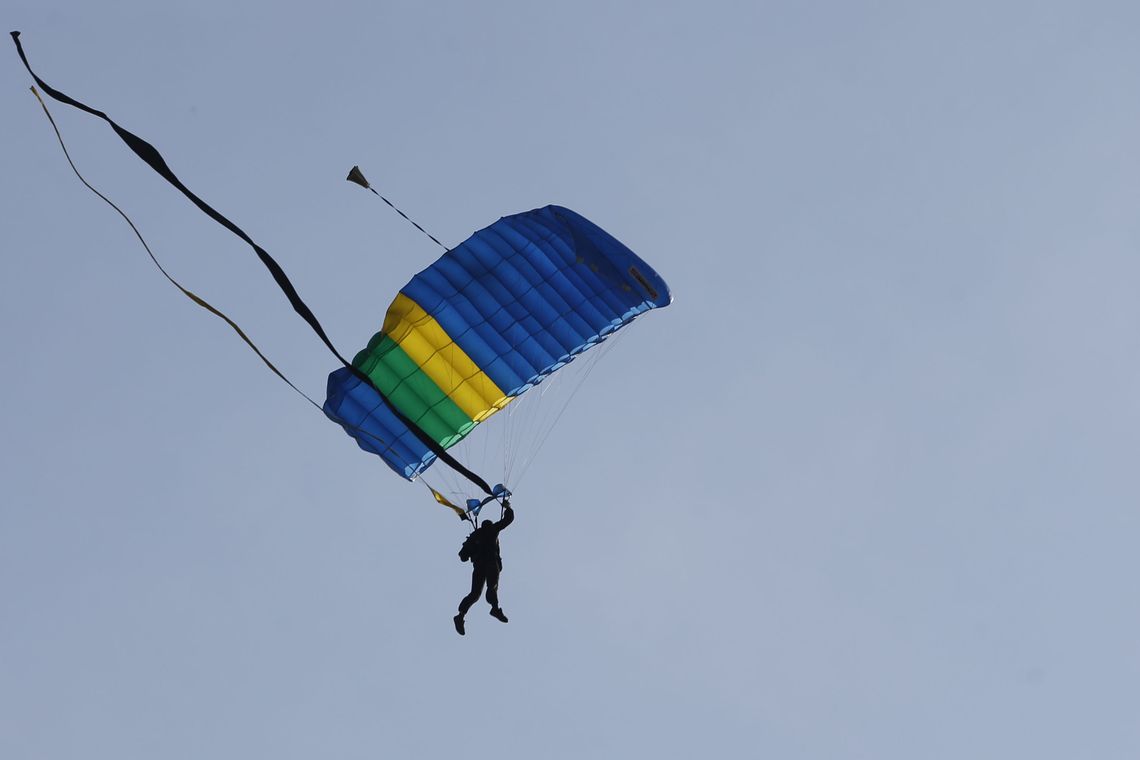 Fernando Frazão/Agência Brasil Exposição de aeronaves e shows de paraquedismo em comemoração aos 145 anos de Santos Dumont no Museu Aeroespacial, no Campo dos Afonsos.