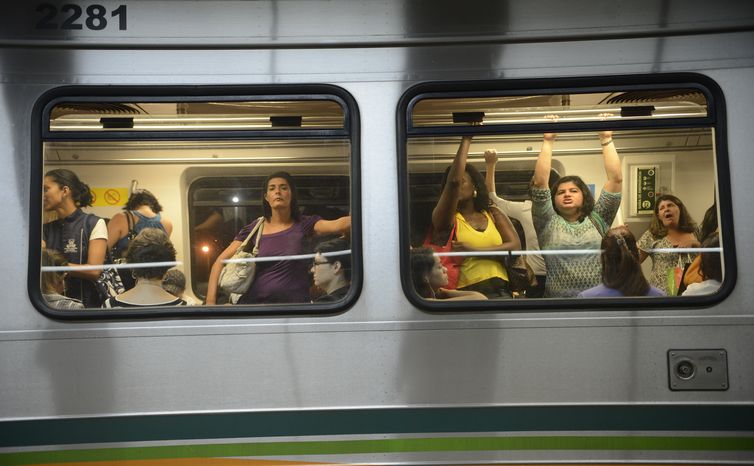 Brasília - O metrô da cidade já conta com um vagão exclusivo para mulheres. Conhecido como Vagão Rosa, a maioria das usuárias disse se sentir mais segura contra abuso sexuais (Fábio Rodrigues Pozzebom/Agência Brasil)