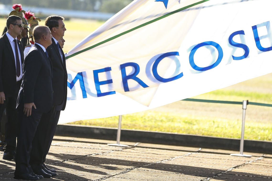 Marcelo Camargo/Agência Brasil O presidente Jair Bolsonaro, o vice-presidente Hamilton Mourão e ministros, participam de cerimônia de hastiamento da bandeira, no Palácio da Alvorada.