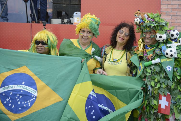  Torcedores lotam PraÃ§a MauÃ¡, na regiÃ£o central da cidade para ver o primeiro jogo do Brasil na Copa do Mundo 2018