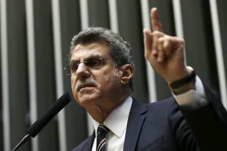 Brasília - O senador Romero Jucá durante sessão do Congresso Nacional para analisar e votar o projeto de lei que altera a meta fiscal de 2016  (Marcelo Camargo/Agência Brasil)