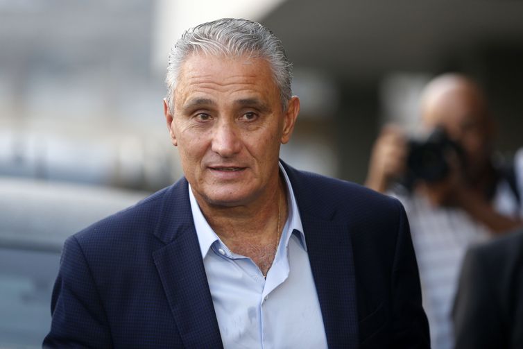 O tÃ©cnico Tite durante desembarque da seleÃ§Ã£o no Rio de Janeiro. 