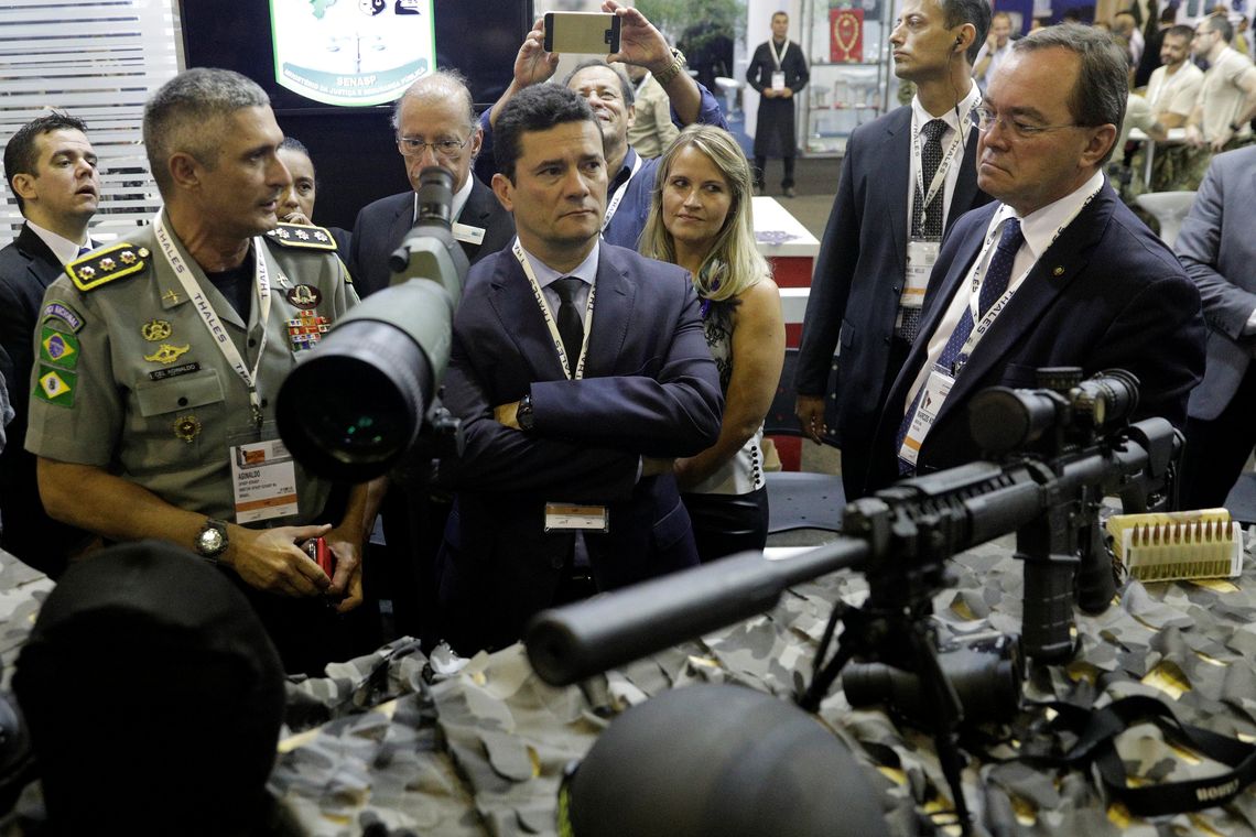 O ministro da Justiça do Brasil, Sergio Moro, olha uma arma no estande do Ministério da Justiça durante a LAAD, maior feira da indústria militar na América Latina, no Rio de Janeiro