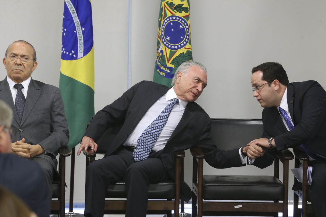 Valter Campanato/Agência Brasil O ministro da Casa Civil, Eliseu Padilha, o presidente Michel Temer e o ministro interino da Educação, Henrique Sartori, durante cerimônia de assinatura da MP que cria a Agência Brasileira de Museus (Abram).