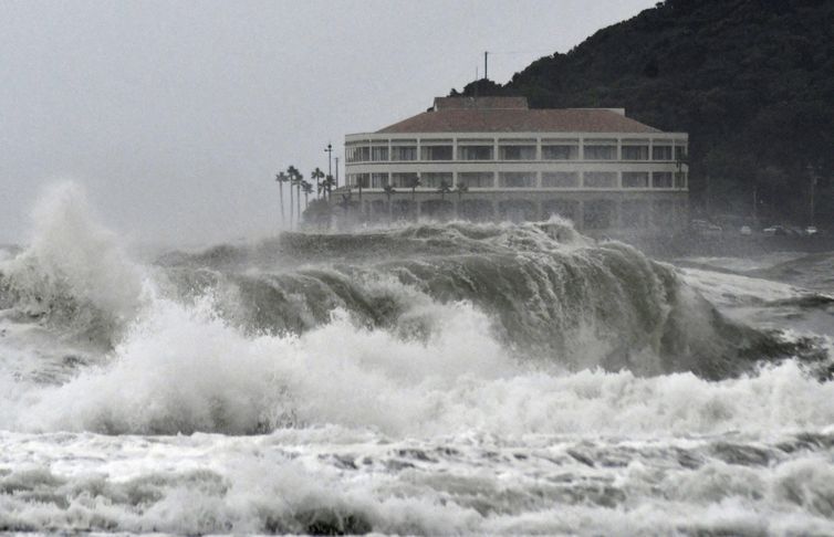 Ondas altas atingem uma praia em Miyazaki, no sudoeste do Japão, quando o tufão Krosa se aproxima
Ondas altas batem em uma praia em Miyazaki, no sudoeste do Japão