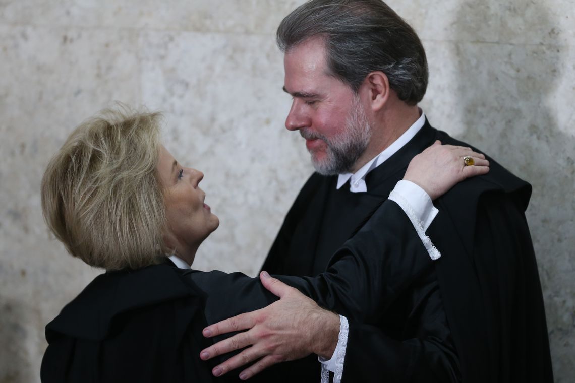 Fabio Rodrigues Pozzebom/Agência Brasil A ministra do STF Rosa Weber cumprimenta o novo presidente do Supremo Tribunal Federal (STF), ministro Dias Toffoli, durante sessão solene de posse.
