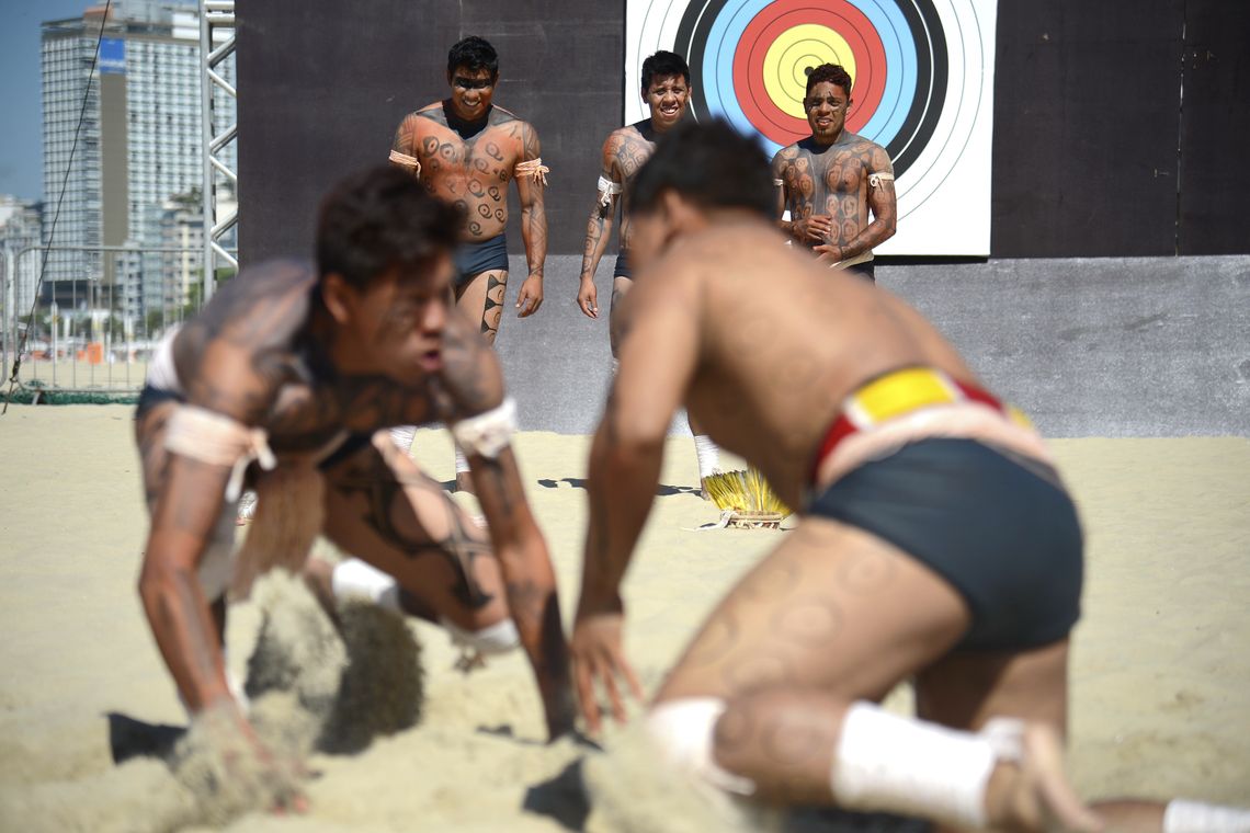 Tânia Rêgo/Agência Brasil Rio de Janeiro - Apresentação sociocultural de esporte indígena na Arena Esporte e Lazer do Ministério do Esporte, na praia de Copacabana.Na foto, ritual Bakairi e Tadaimpâdyly, luta corporal do povo Bakairi do Mato Grosso (Tânia Rêgo
