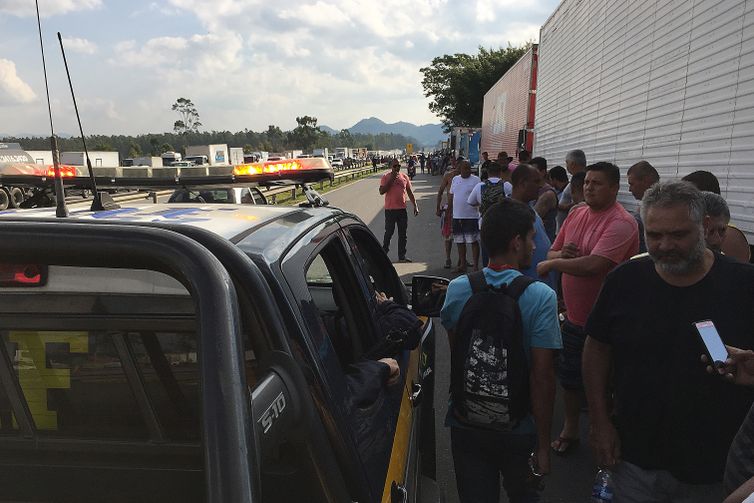 Manifestação de caminhoneiros contra o reajuste nos preços do óleo diesel, ainda trava pontos da Rodovia Presidente Dutra./Cristina Indio do Brasil/Agência Brasil Manifestação de caminhoneiros contra o reajuste nos preços do óleo diesel, ainda trava pontos da Rodovia Presidente Dutra.