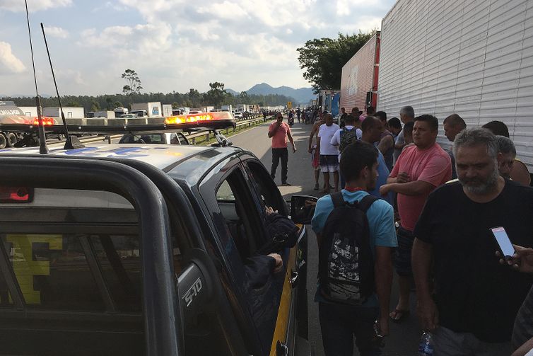 ManifestaÃ§Ã£o de caminhoneiros contra o reajuste nos preÃ§os do Ã³leo diesel, ainda trava pontos da Rodovia Presidente Dutra.