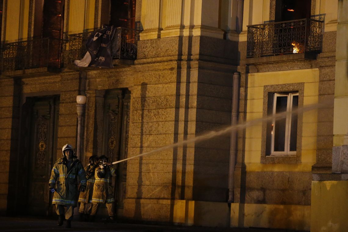 Tânia Rego/Agência Brasil Um incêndio de proporções ainda incalculáveis atingiu, no começo da noite deste domingo (2), o Museu Nacional do Rio de Janeiro, na Quinta da Boa Vista, em São Cristóvão, na zona norte da capital fluminense
