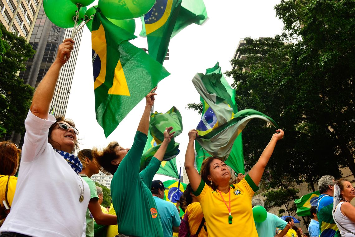 Rovena Rosa/Agência Brasil São Paulo - Manifestação na Avenida Paulista, região central da capital, contra a corrupção e pela saída da presidenta Dilma Rousseff (Rovena Rosa/Agência Brasil)