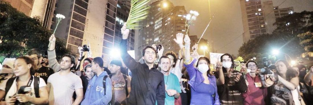 "Sem violência" gritam manifestantes em frente a cordão da PM na regiāo da Praça Roosevelt "Sem violência" gritam manifestantes em frente a cordão da PM na regiāo da Praça Roosevelt. Quarto protesto contra aumento das passagens aconteceu nesta quinta-feira (13)