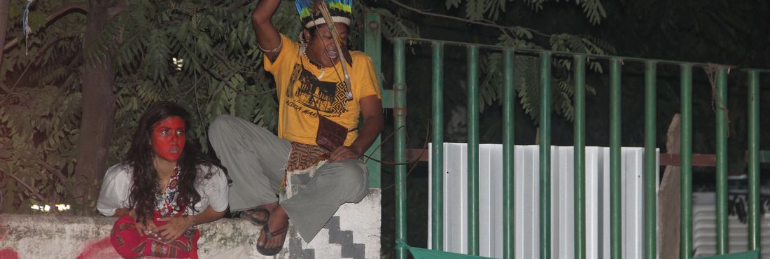 Polícia de Choque cerca Museu do Índio Policiais do Batalhão de Choque cercam desde a madrugada o prédio do antigo Museu do Índio, ao lado do Estádio Jornalista Mário Filho, o Maracanã. Os indígenas da Aldeia Maracanã e apoiadores resistem à desocupação.