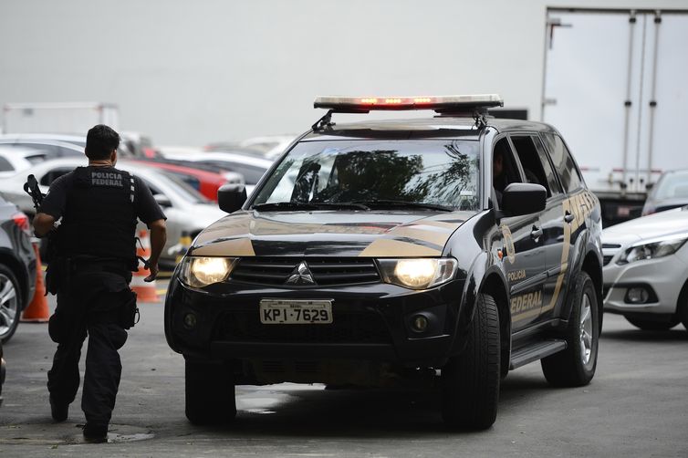 Rio de Janeiro - A PolÃcia Federal e a Receita Federal deflagraram nesta manhã os trabalhos da 30ª fase da Operação Lava Jato, a operação VÃcio. Na foto carros da PolÃcia Federal chegam com malotes e computadores na sede da polÃcia, região