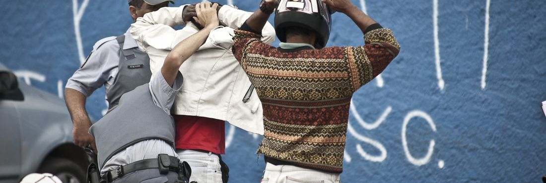 Polícia Militar realiza abordagens em São Paulo Polícia Militar realiza abordagens em bairros na zona norte da cidade como parte da Operação Saturação