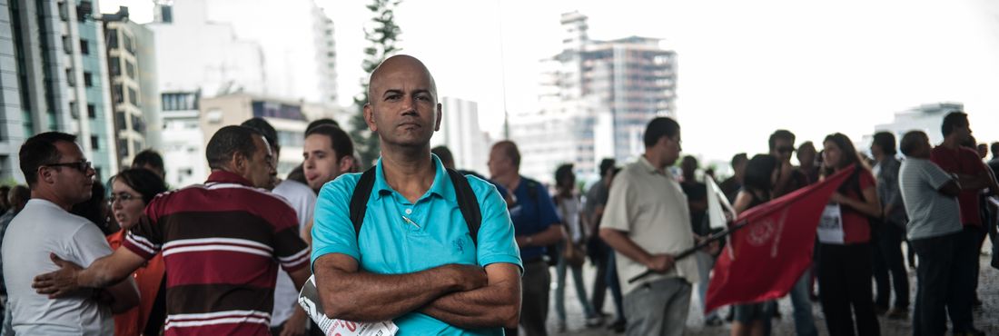 Professores em greve fazem assembleia no vão do Masp, em São Paulo Os professores da rede pública do estado de São Paulo fecharam as seis pistas da avenida Paulista, no centro de São Paulo. Eles estão em greve, e fizeram manifestação por aumento de salário.