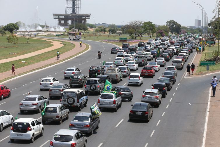 Carreata pelas ruas de Brasília a favor do candidato à Presidência da República, Jair Bolsonaro.