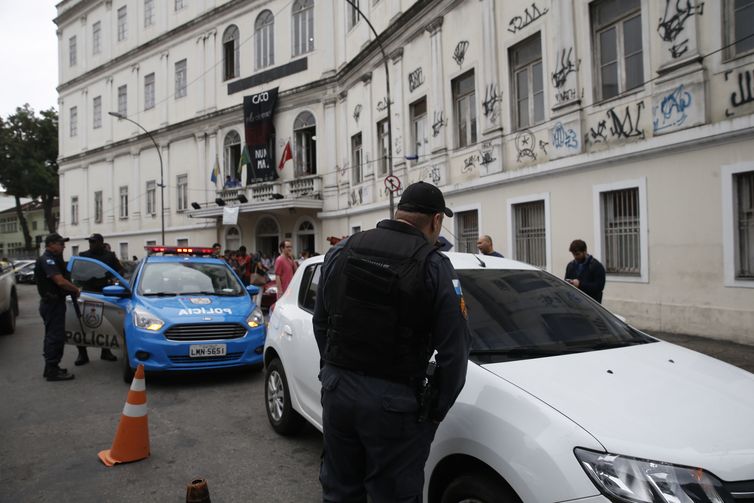 Um corpo foi abandonado dentro de um carro com marca de tiro na entrada da Faculdade Nacional de Direito da UFRJ, no centro da cidade.