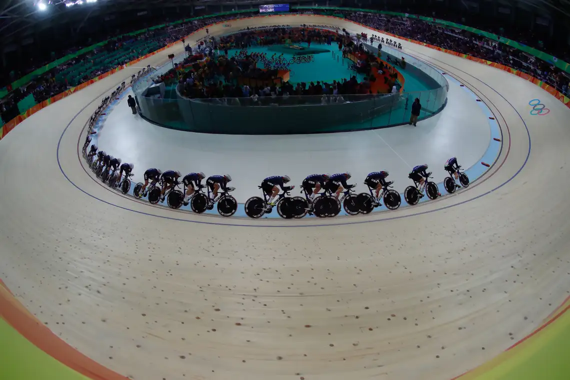 Fernando Frazão/Agência Brasil Rio de Janeiro - Foto de múltipla exposição mostra a final da perseguição por equipes feminina de ciclismo, em que a Grã-Bretanha venceu os Estados Unidos e levou medalha de ouro no Velódromo dos Jogos Rio 2016, no Parque Olímpico.