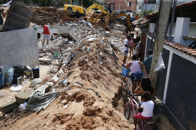 Equipes trabalham na remoção de entulho em área onde ocorreu deslizamento de encosta no Morro da Boa Esperança