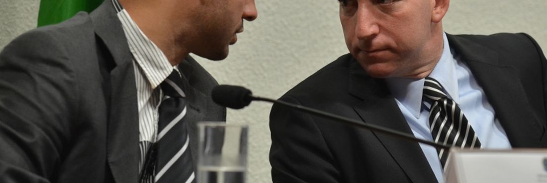 CPI da Espionagem ouve o jornalista Glenn Greenwald Brasília – A Comissão Parlamentar de Inquérito (CPI) da Espionagem ouve o jornalista britânico Glenn Greenwald e o companheiro dele, o brasileiro David Miranda, sobre as denúncias de espionagem do governo dos Estados Unidos no Brasil.