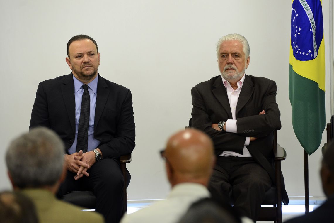 José Cruz/Agência Brasil Brasília - Os ministros, Edinho Silva e Jaques Wagner, durante solenidade de assinatura de contratos de patrocínio de futebol (José Cruz/Agência Brasil)