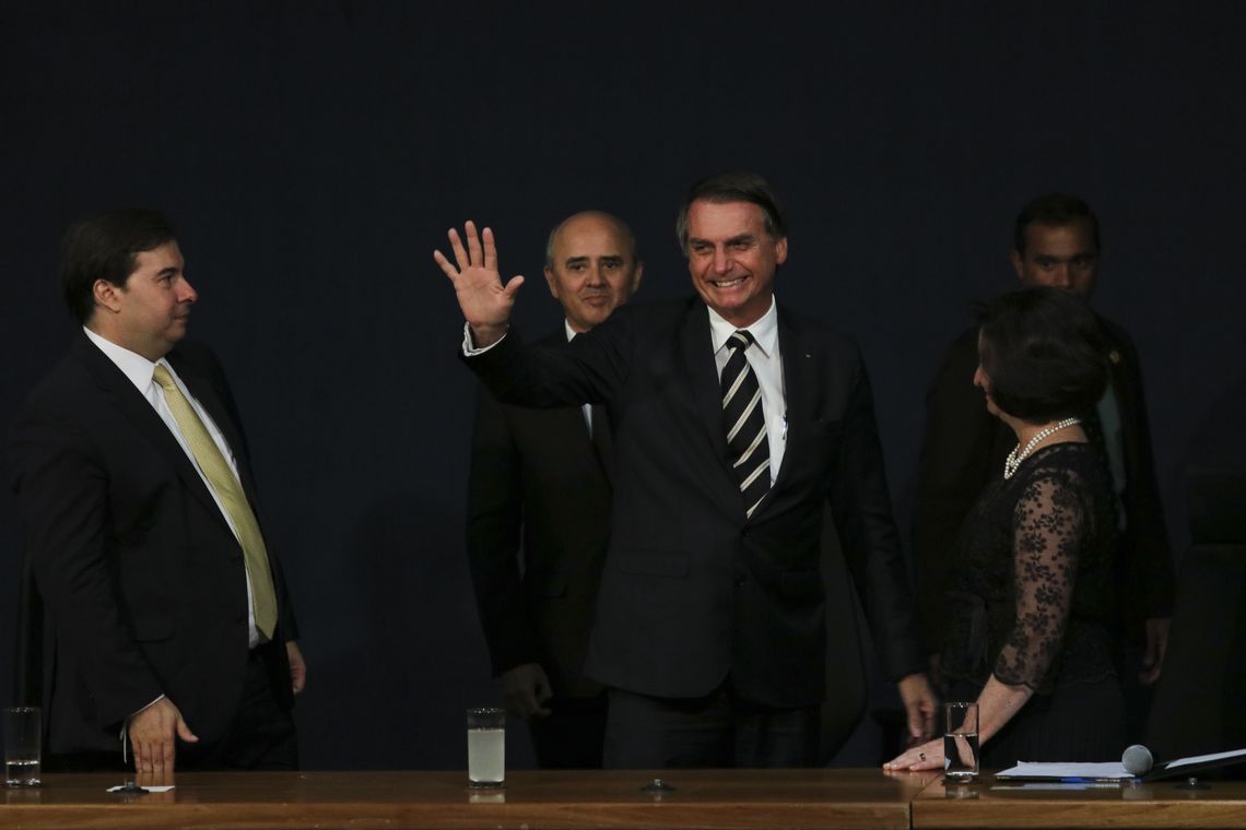 Wilson Dias/Agência Brasil Os presidentes da Câmara, Rodrigo Maia, da república, Jair Bolsonaro, e a procuradora Geral da República, Raquel Dodge, participam da cerimônia de posse dos novos procuradores da República, aprovados no último concurso público para