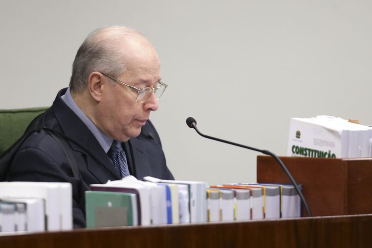 Ministro do STF Celso de Mello durante sessão plenária da Segunda Turma para julgamento de recurso que questiona a liberdade concedida a José Dirceu, e inquérito contra o senador Aécio Neves, entre outros processos. 