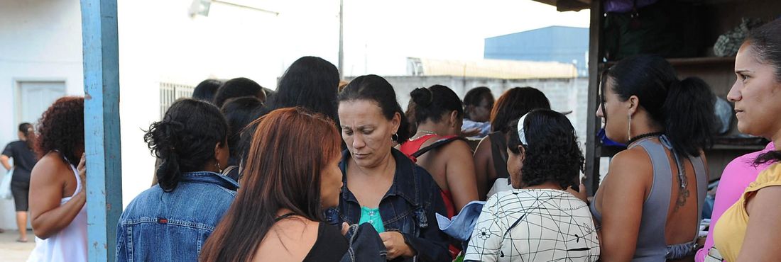 Revista feminina Mulheres saem após visita aos detentos do presídio de Novo Horizonte, no município de Serra, no Espírito Santo .