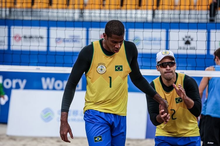 Evandro e Bruno Schmidt são ouro no vôlei de praia masculino dos 7º Jogos Mundiais Militares