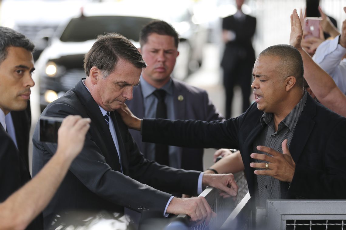 José Cruz/Agência Brasil O presidente Jair Bolsonaro recebe oração em frente ao Palácio da Alvorada
