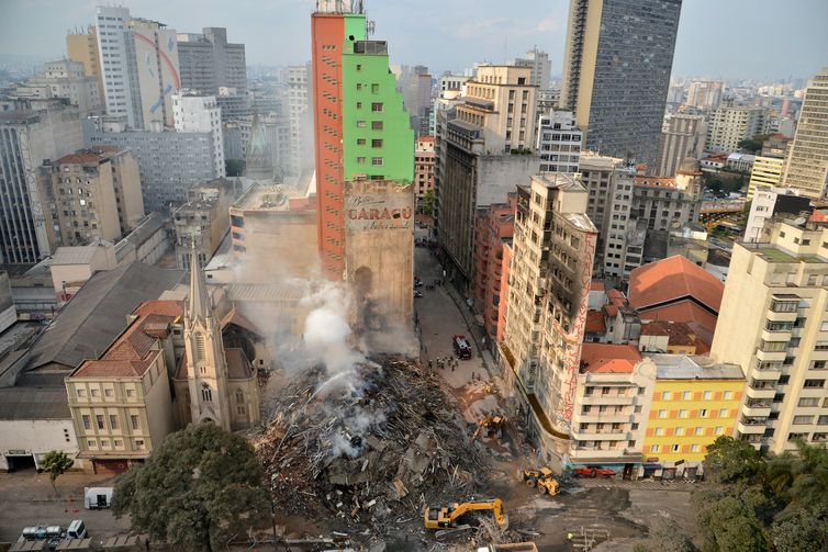 Bombeiros trabalham na busca pelos desaparecidos e retirada dos destroços do prédio que desabou após incêndio da madrugada de ontem (1), em São Paulo, no Largo do Paissandu.