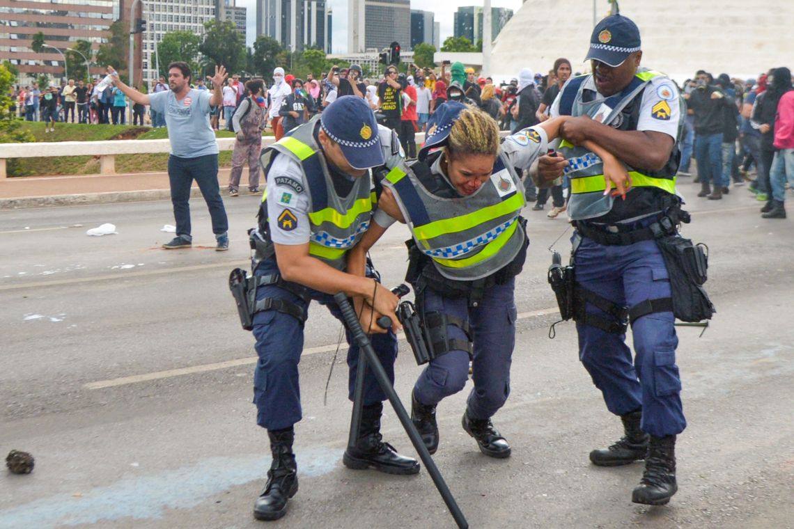 Marcello Casal jr/Agência Brasil Brasília - Policiais e manifestantes entram em confronto na Esplanada dos Ministérios durante protesto contra a aprovação da PEC do Teto dos Gastos Públicos (Marcello Casal Jr/Agência Brasil)