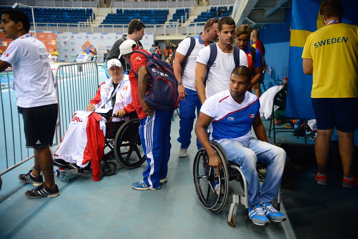 Fernando Frazão/Agência Brasil Rio de Janeiro - Nadadores e equipes na área de atletas do Estádio Aquático do Parque Olímpico, em Jacarepaguá, durante evento-teste de natação paralímpica (Fernando Frazão/Agência Brasil)
