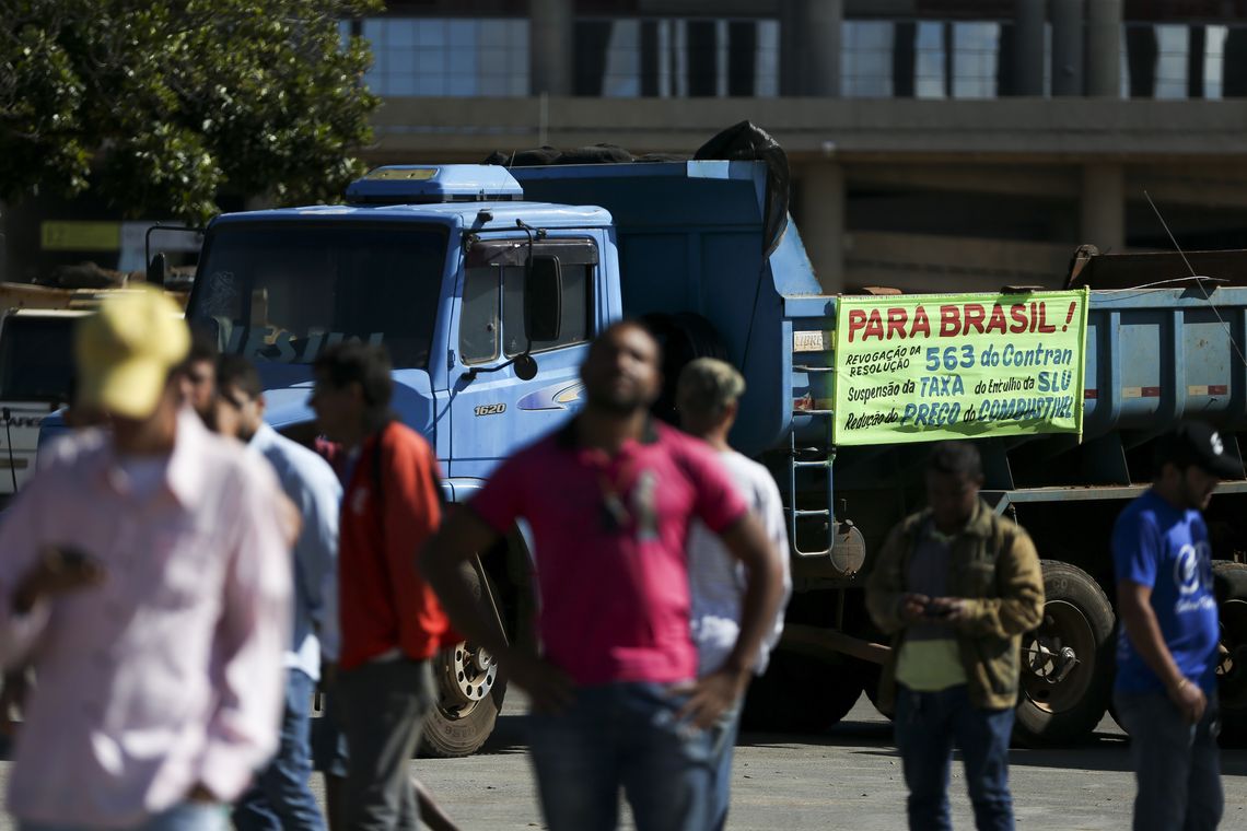 Marcelo Camargo/Agência Brasil Caminhoneiros realizam protesto contra a alta no preço do combustível e uma resolução do Contran que obriga a colocar dispositivos de segurança nas caçambas.