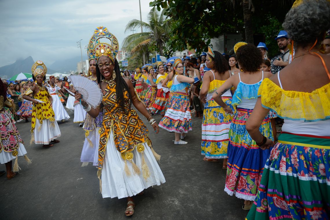 Fernando Frazão/Agência Brasil Rio de Janeiro – Bloco inspirado na temática recifense do Maracatu de Baque Virado leva batuque à orla de Ipanema (Fernando Frazão/Agência Brasil)