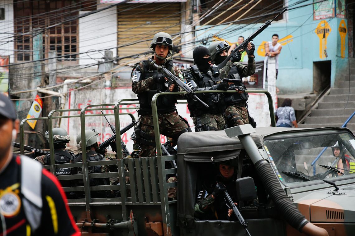 Fernando Frazão/Agência Brasil Rio de Janeiro - Militares fazem operação na favela da Rocinha após guerra entre quadrilhas rivais de traficantes pelo controle da área (Fernando Frazão/Agência Brasil)