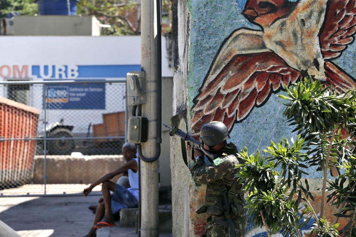 Tânia Rêgo/Agência Brasil Rio de Janeiro - Operação feita pelas polícias Civil e Militar, com o apoio das Forças Armadas, da Força Nacional de Segurança e da Polícia Federal, no Morro dos Macacos, em Vila Isabel, zona norte do Rio ( Tânia Rêgo/Agência Brasil)
