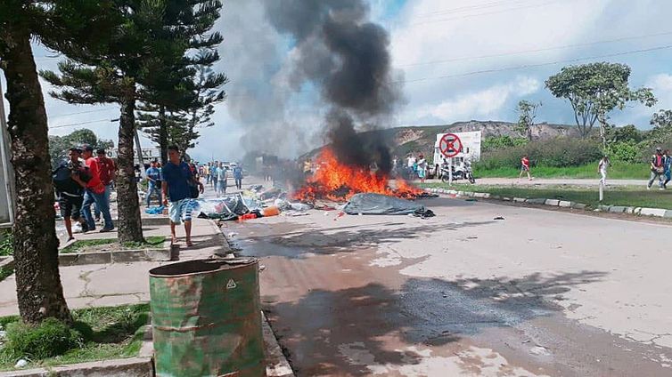 BRA01. PACARAIMA (BRASIL), 18/08/2018.- Ciudadanos brasileños se manifiestan contra la presencia de inmigrantes venezolanos hoy, sábado 18 de agosto de 2018, en la localidad fronteriza de Pacaraima (Brasil). Un grupo de brasileños se manifestó