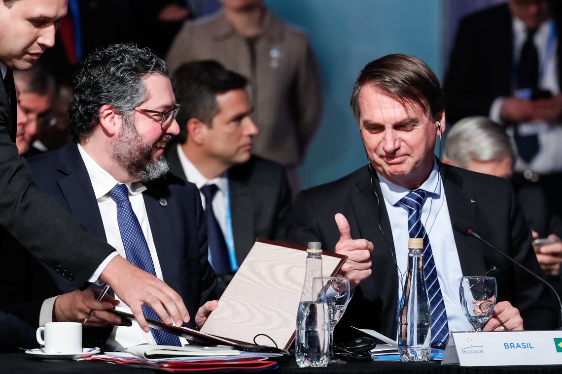 O ministro da RelaÃ§Ãµes Exteriores, Ernesto AraÃºjo, acompanhado do  presidente Jair Bolsonaro, assina acordo para a eliminaÃ§Ã£o da cobranÃ§a de roaming no Mercosul.