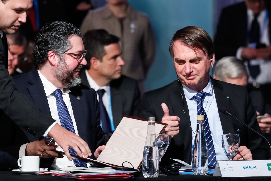 Alan Santos/PR O ministro da Relações Exteriores, Ernesto Araújo, acompanhado do presidente Jair Bolsonaro, assina acordo para a eliminação da cobrança de roaming no Mercosul.