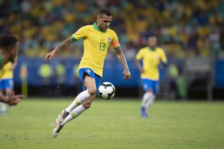 Na goleada de 5 a 0 contra o Peru, ainda na fase de grupo, o lateral-direito fez 113 jogos pela seleo brasileira