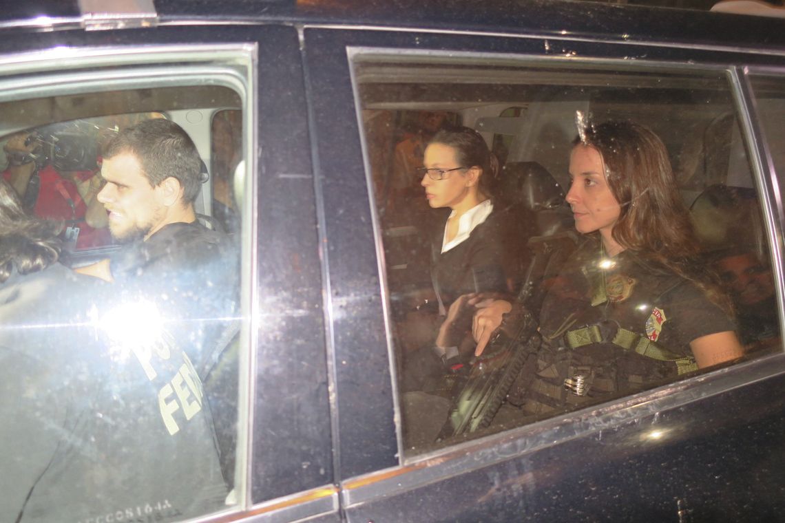 Vladimir Platonow/Agência Brasil Rio de Janeiro - A ex-primeira-dama Adriana Ancelmo chega em sua casa, no Leblon, onde vai cumprir prisão domiciliar, após quase quatro meses presa em Bangu (Vladimir Platonow/Agência Brasil)
