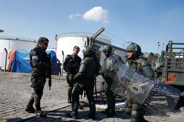 Um grupamento de militares da Polícia do Exército reforça segurança no entorno da Refinaria Duque de Caxias (Reduc)