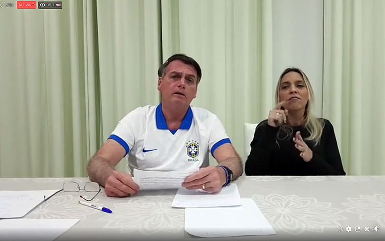 live pr bolsonaro 02 - Contratos de patrocínio da Petrobras passam por revisão, diz Bolsonaro