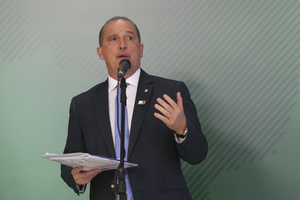 O ministro-chefe da Casa Civil, Onyx Lorenzoni, fala à imprensa após a primeira reunião do presidente Jair Bolsonaro com a equipe ministerial, no Palácio do Planalto.