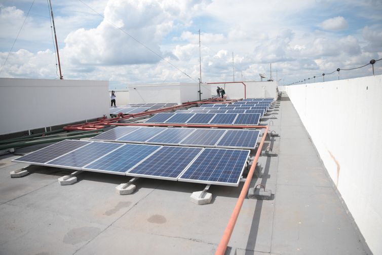 Brasília - Ministério de Minas e Energia inaugura primeira usina solar instalada na cobertura de prédio público federal – a própria sede do MME (José Cruz/Agência Brasil)