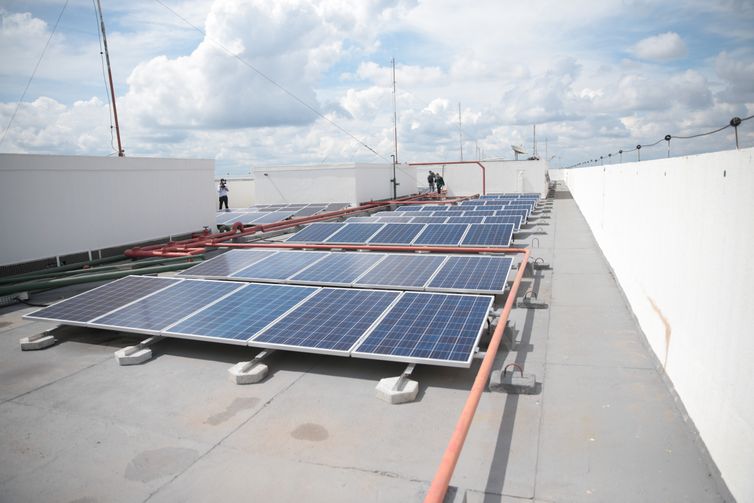 BrasÃ­lia - MinistÃ©rio de Minas e Energia inaugura primeira usina solar instalada na cobertura de prÃ©dio pÃºblico federal â€“ a prÃ³pria sede do MME  (JosÃ© Cruz/AgÃªncia Brasil)