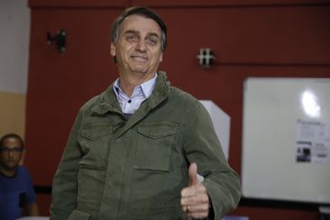 Acompanhado de agentes da PF e da mulher, o candidato à Presidência da República pelo PSL, Jair Bolsonaro, vota  na Escola na Municipal Rosa da Fonseca, na Vila Militar, no Rio de Janeiro.