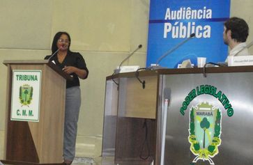 Francisca Oliveira, da Associação Comunitária de Comunicação de Rio Maria, manifesta-se durante a Audiência Pública (Foto: Luciana Couto/Rádio Nacional da Amazônia)